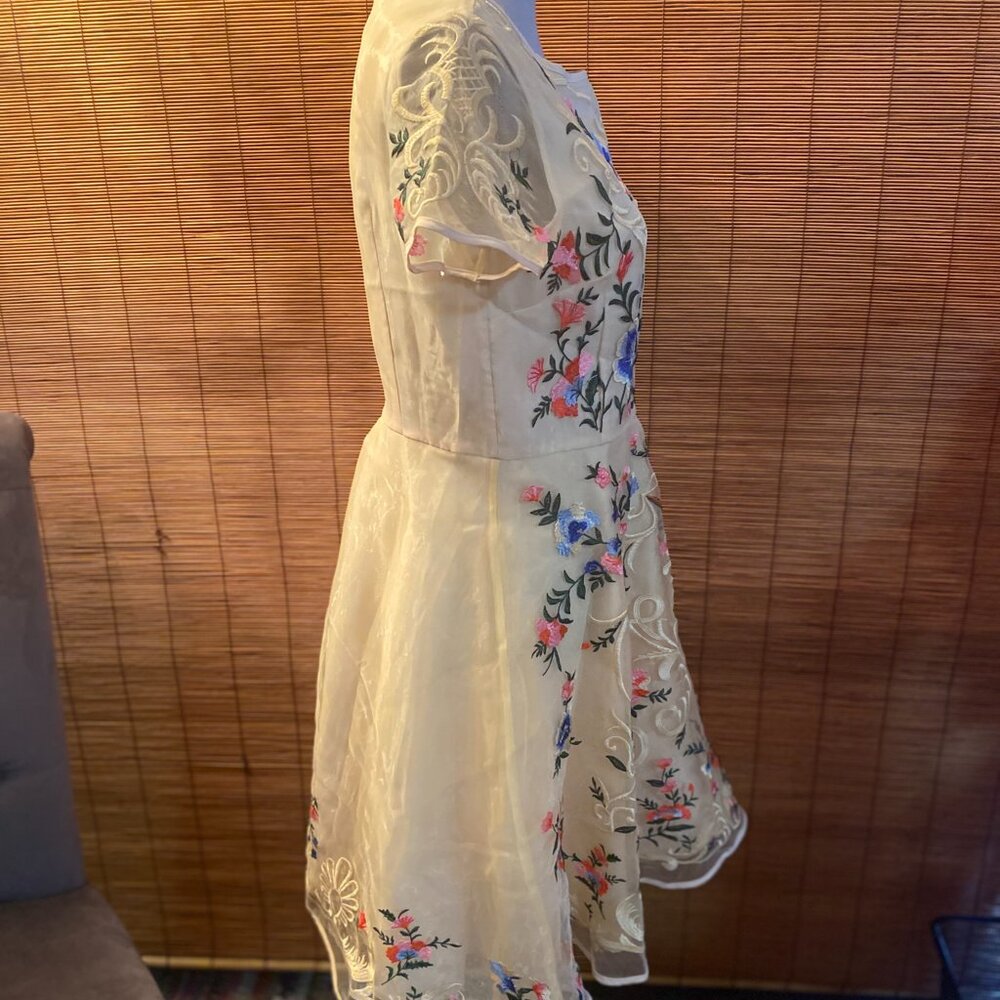 Chicwish Stunning Floral Fully Embroidered Side Zip Dress Size S PTP 18" EUC - Picture 4 of 12